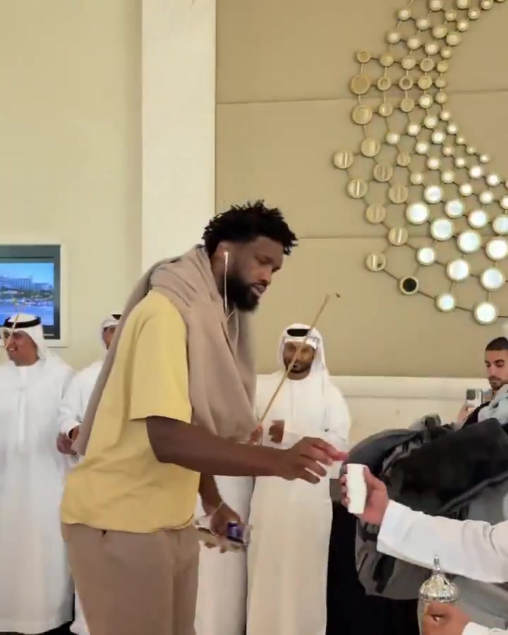 恩比德、乔治领衔！76人全队落地阿布扎比受到热烈欢迎