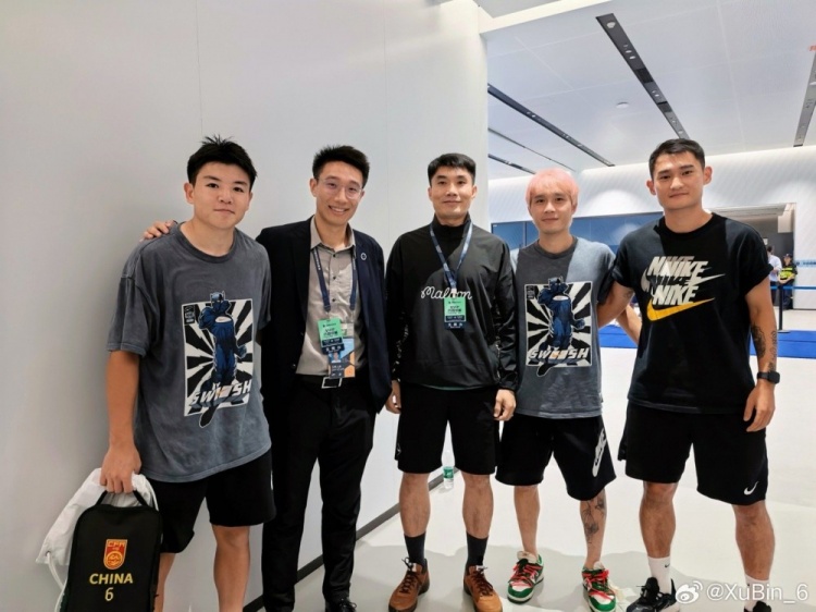 徐彬晒与郑智、张修维、廖力生合影：永远是最好的广州队