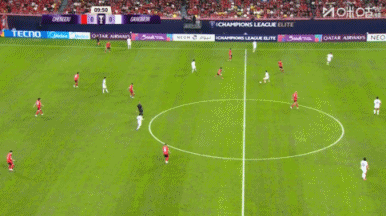 惊险！姜润求中路持球长驱直入，随后的打门稍正被蹇韬扑出底线