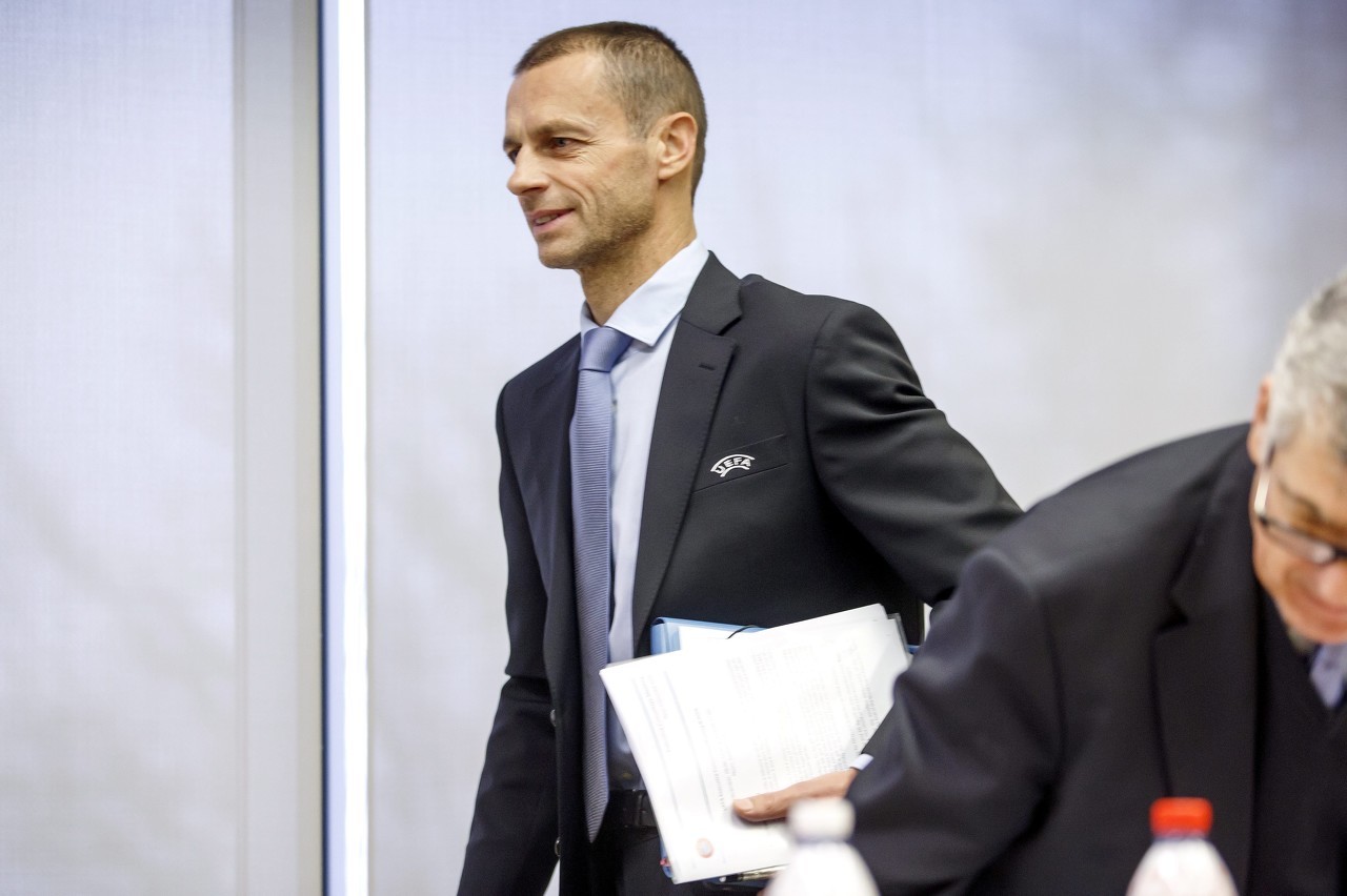 世体：巴萨主场对阵巴黎的欧冠的比赛，切费林将前往巴塞罗那观战