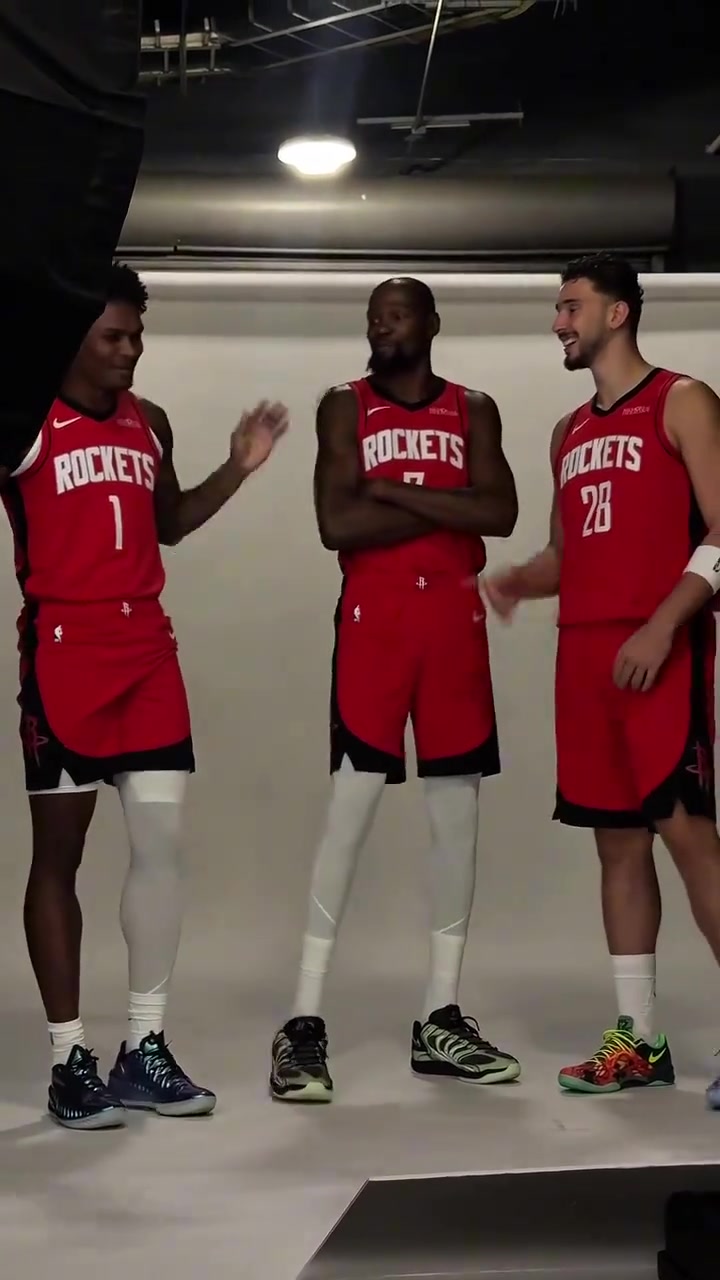 👀火箭三巨头拍摄定妆照 杜兰特谈笑间将C位让给阿门