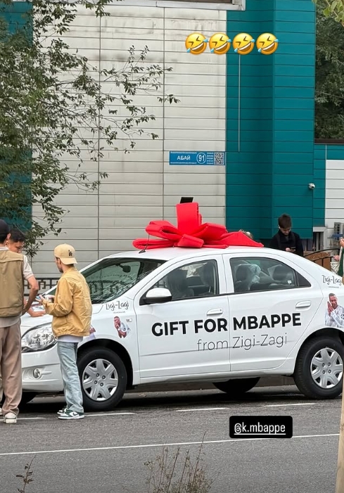 机会难得，凯拉特球迷准备了一辆车想送给姆巴佩🤣