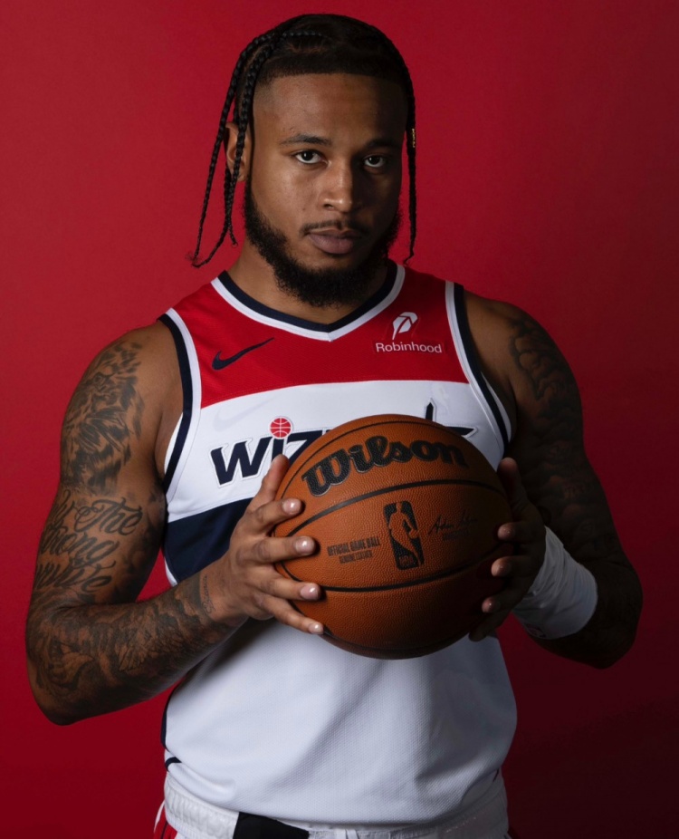 惠特摩尔：在火箭时我感觉每场比赛都该上场 但我防守确实不达标