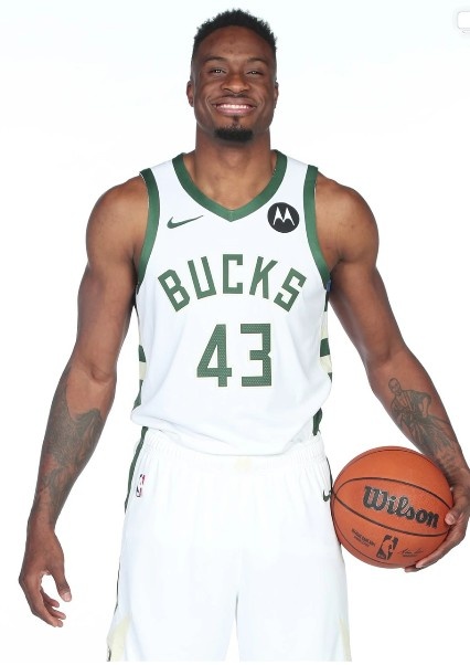 重返雄鹿！字母哥哥在社媒晒出定妆照：生涯第十三个篇章