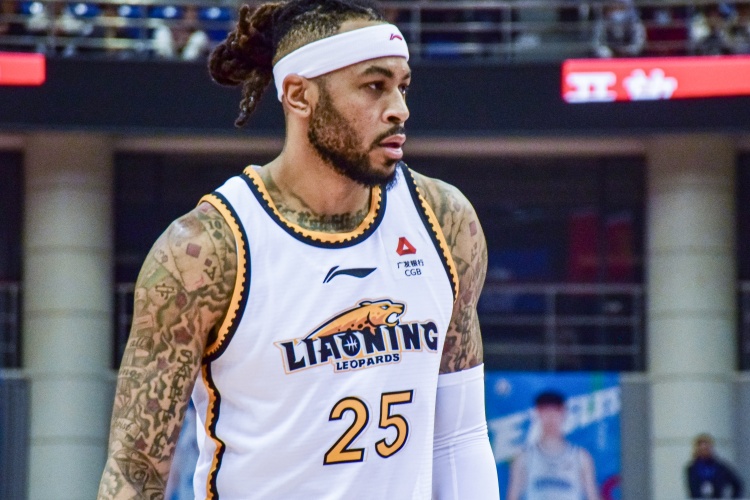 莫兰德：你们的大莫正“加班”训练 重回辽篮大家庭我们一起加油