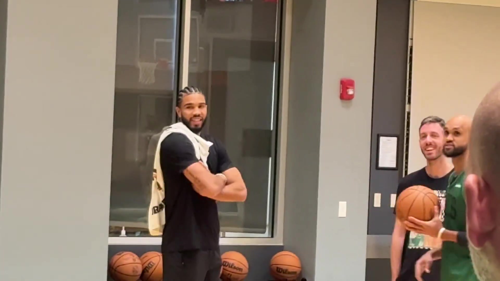 新发型亮眼！塔图姆现身训练场 与怀特&新援安芬尼-西蒙斯聊天