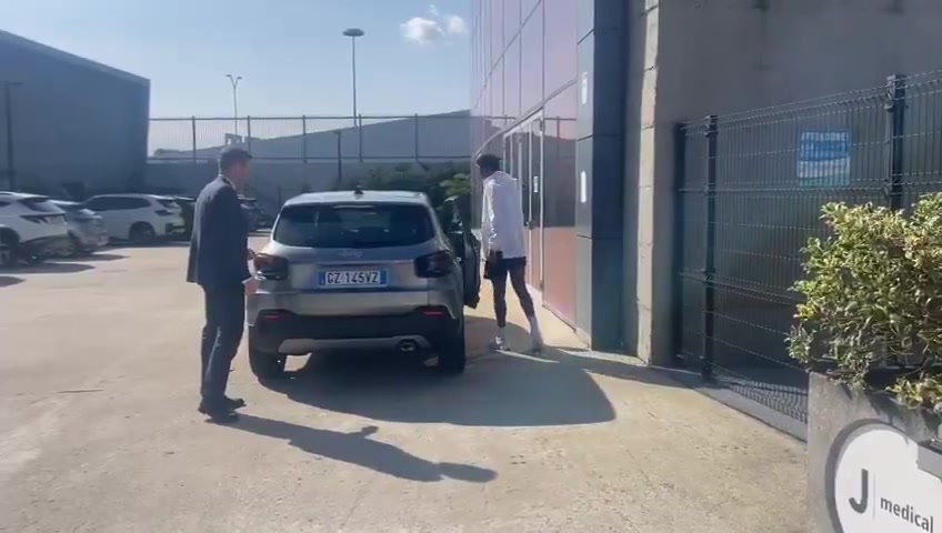 迪马济奥：尤文图斯后卫卡巴尔抵达医疗中心接受检查，以确定伤情