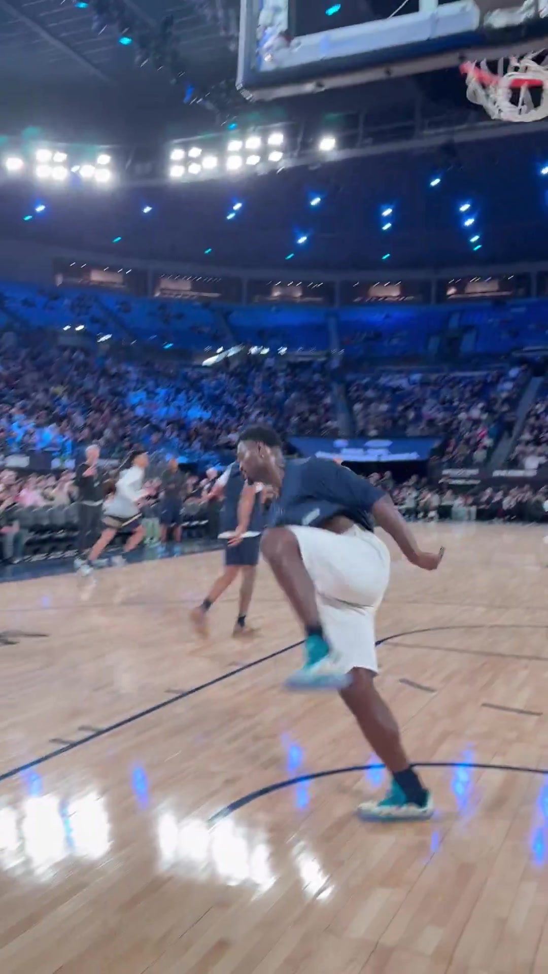 鹈鹕在澳大利亚训练备战季前赛 锡安上演180度转体单手炸扣🔥