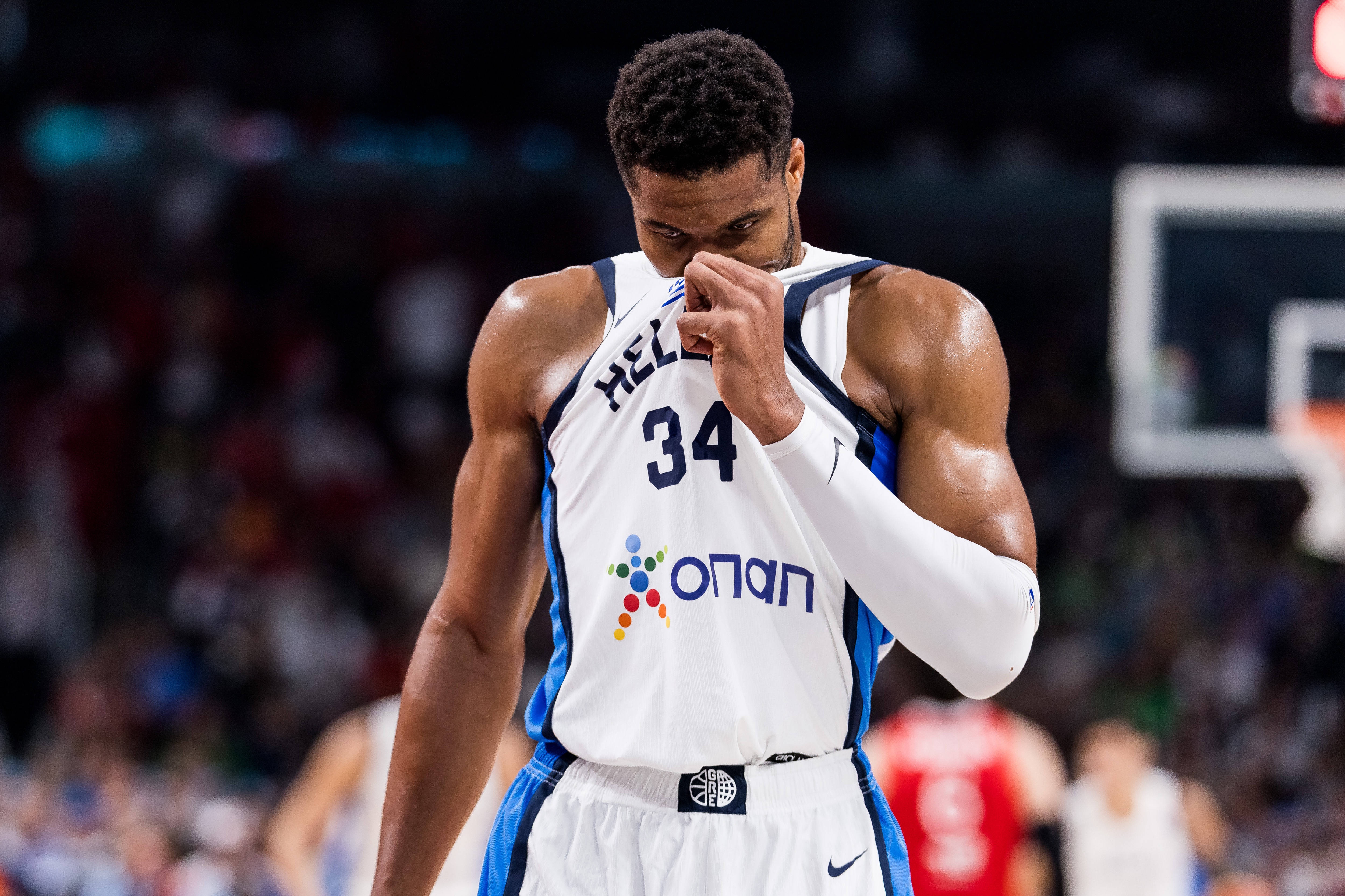 队记：字母哥将在迈阿密与球队会合 此前因新冠阳性滞留希腊