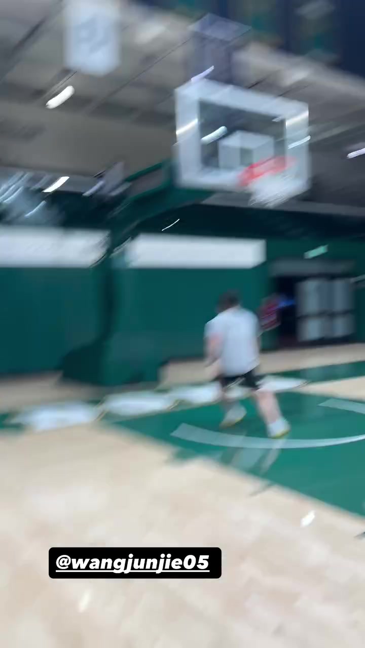 钻研必杀技！王俊杰赤膊上身苦练金鸡独立翻身后仰跳投