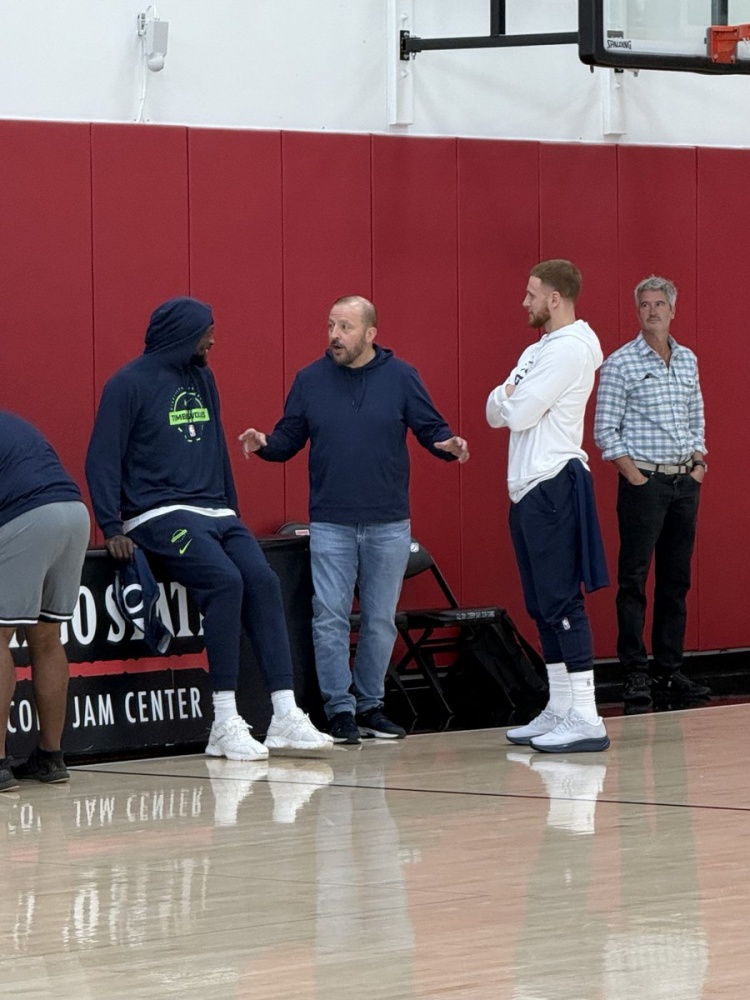 老熟人不少！锡伯杜现身森林狼训练营与兰德尔&迪文交流