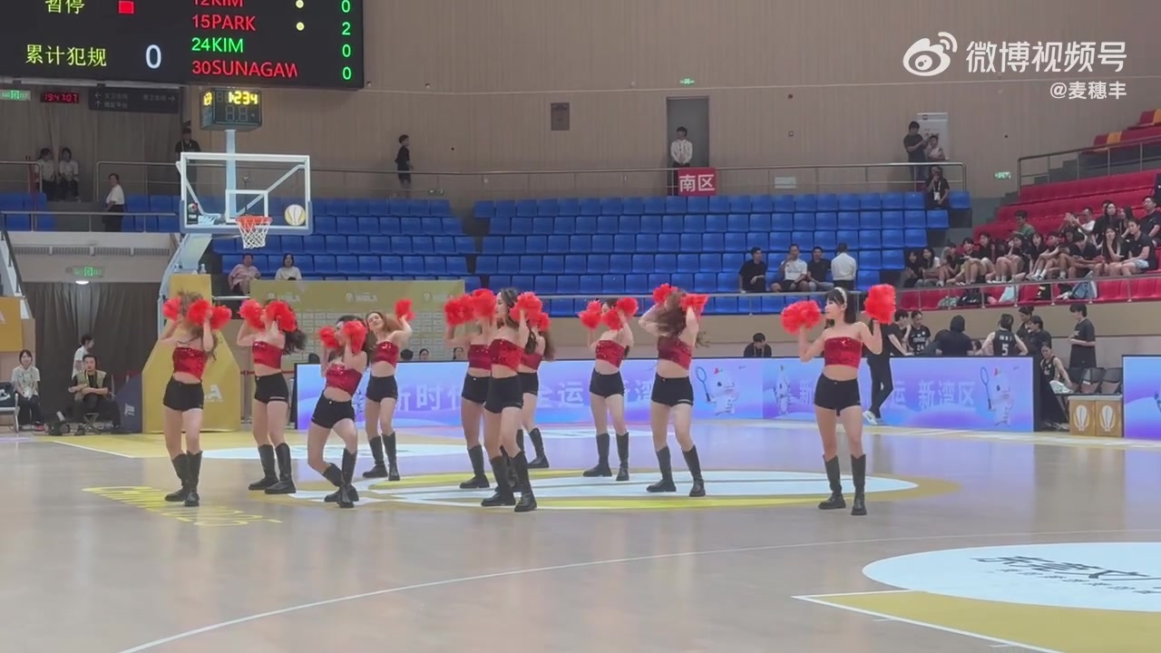 媒体人晒亚洲大学生篮球联赛啦啦队视频：永远支持舞时尚