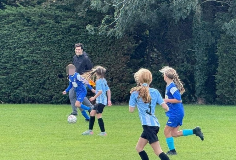 社区之光！伊劳拉带伯恩茅斯赢球后，到草根女子青训足球赛当边裁