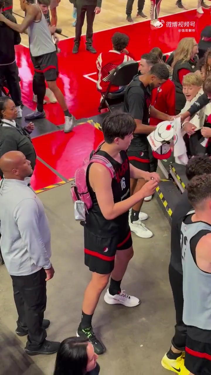 这手速得练练了😂杨瀚森背着尬舞时的粉色包包 给场边球迷签名