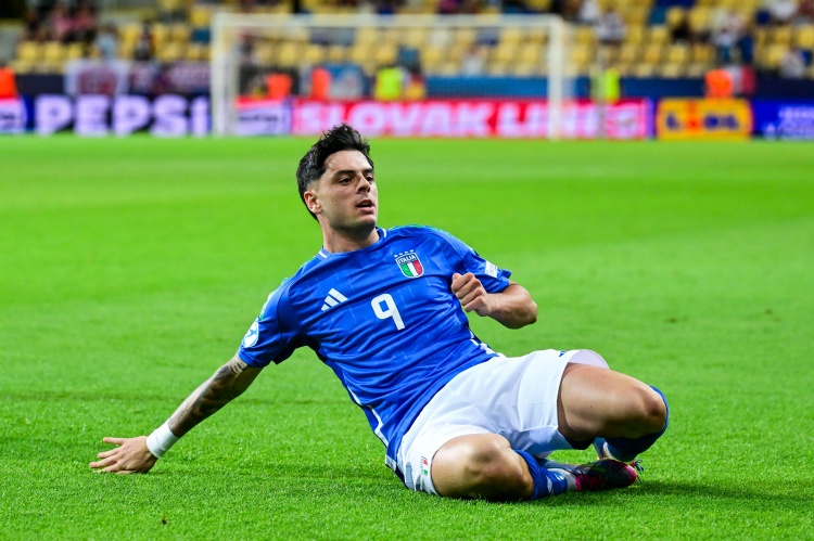 斯基拉：那不勒斯将与22岁前锋安布罗西诺续约至2030年