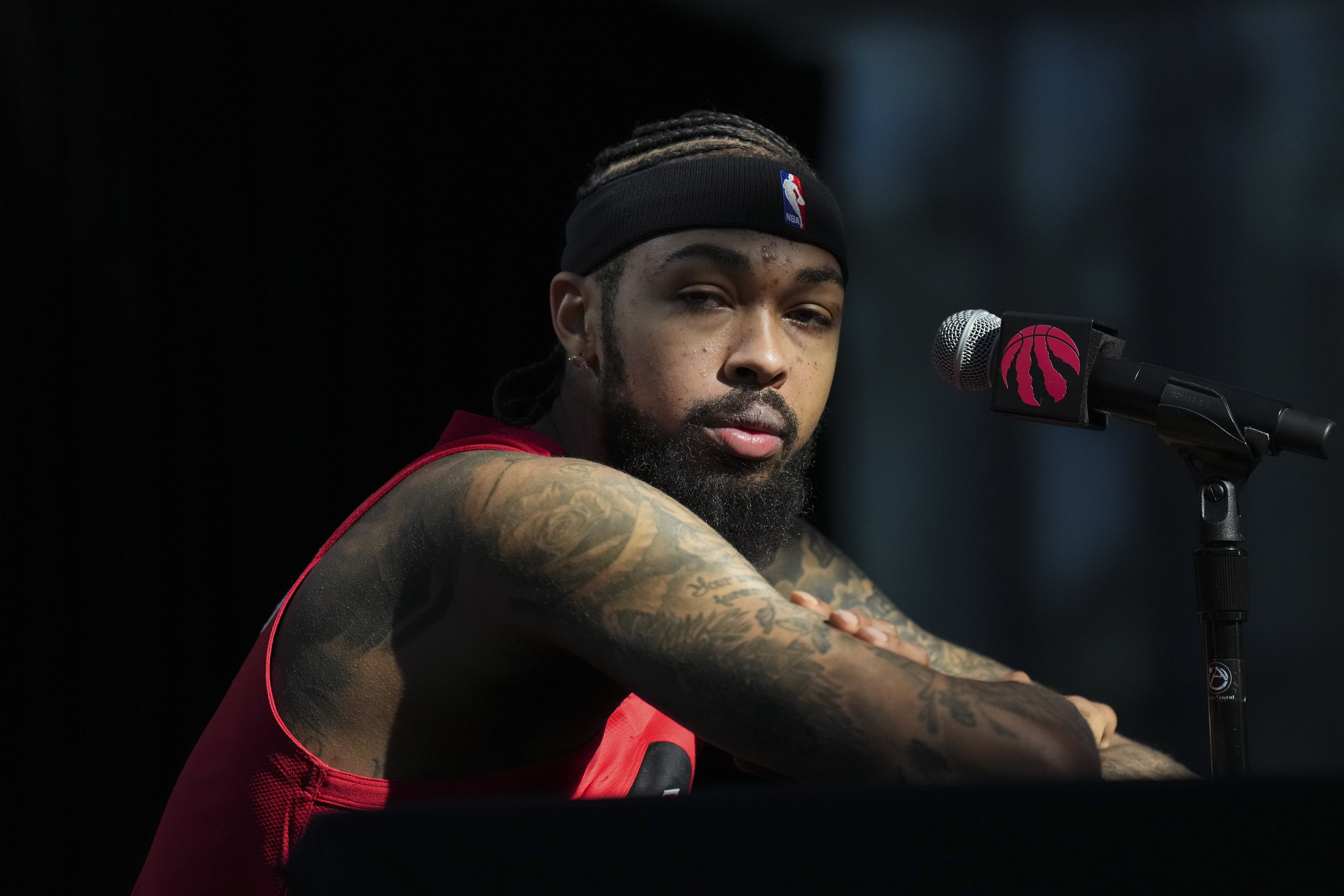 上演猛龙首秀！英格拉姆上半场10投5中砍下13分