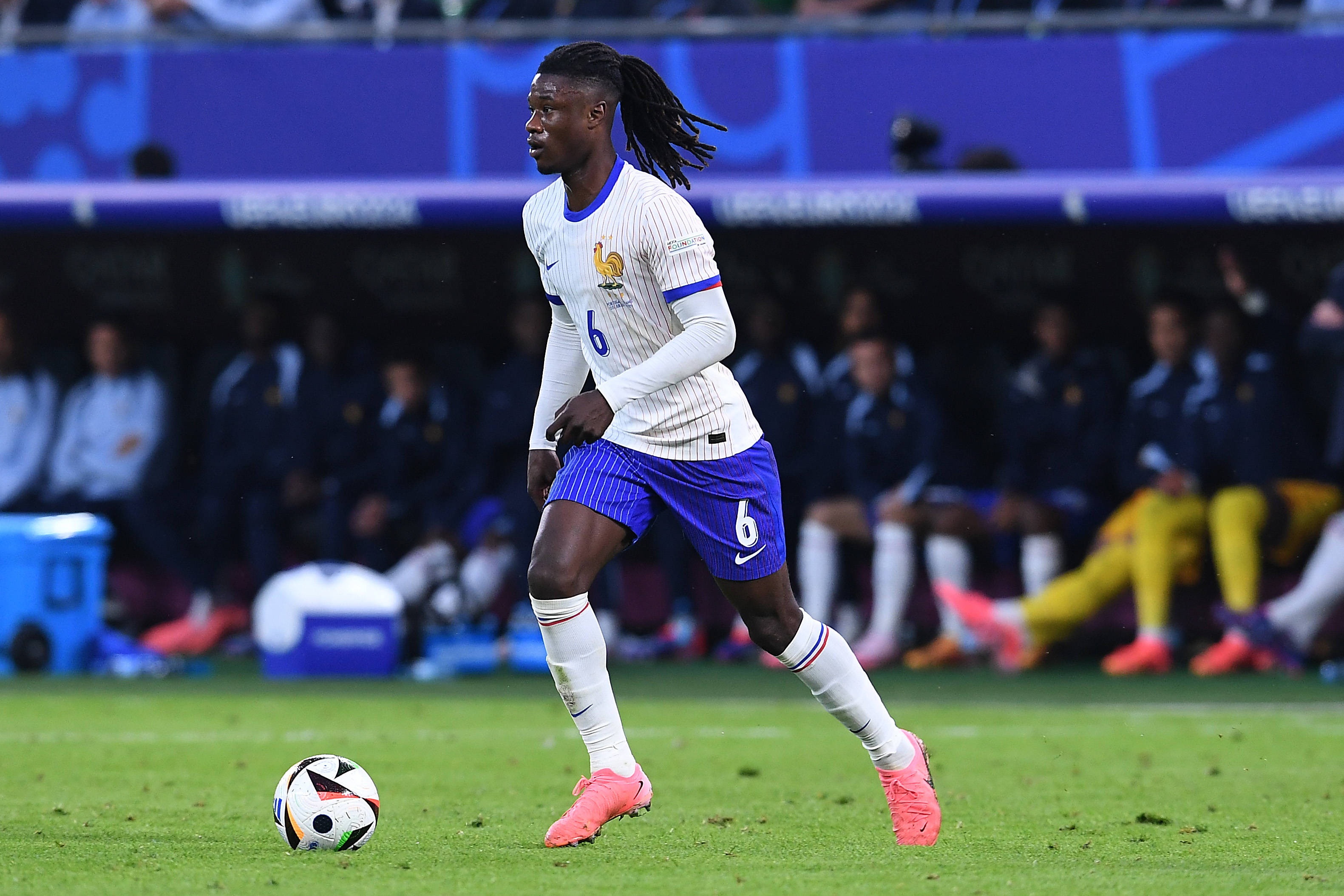 改踢左后卫？队报：法国中场竞争激烈，卡马文加面临改位置的抉择