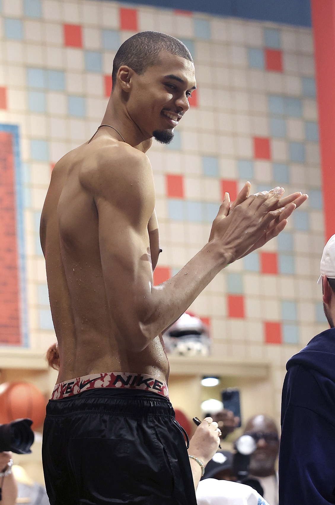 名嘴：本以为文班亚马的身体无法变得强壮 现在来看确实变了