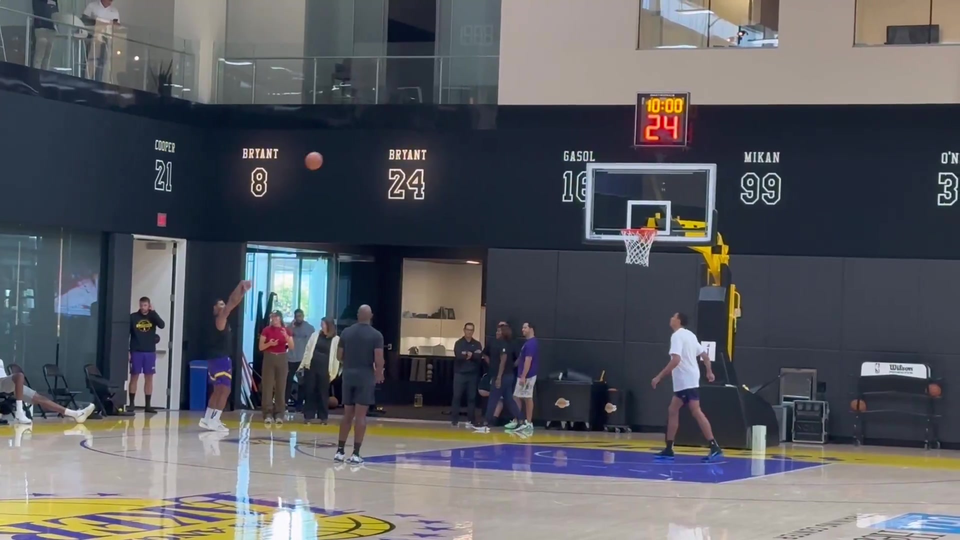 久疏战阵！湖记晒新援斯玛特底角三分训练视频：命中率不到五成