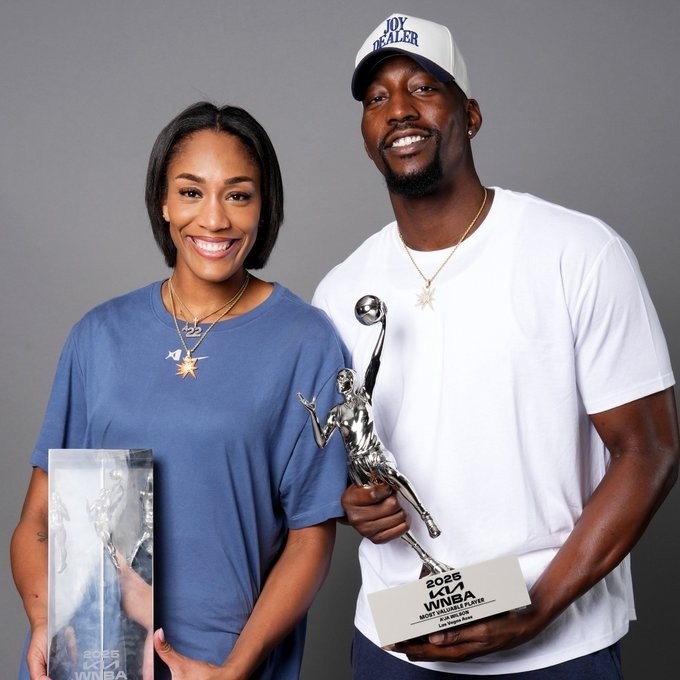 生涯第三冠！热火官推晒阿德巴约和阿贾合照祝贺后者夺冠