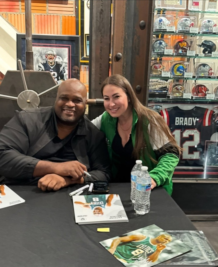 老哥你又胖了！美记晒活动中与绿军名宿安东尼-沃克合影