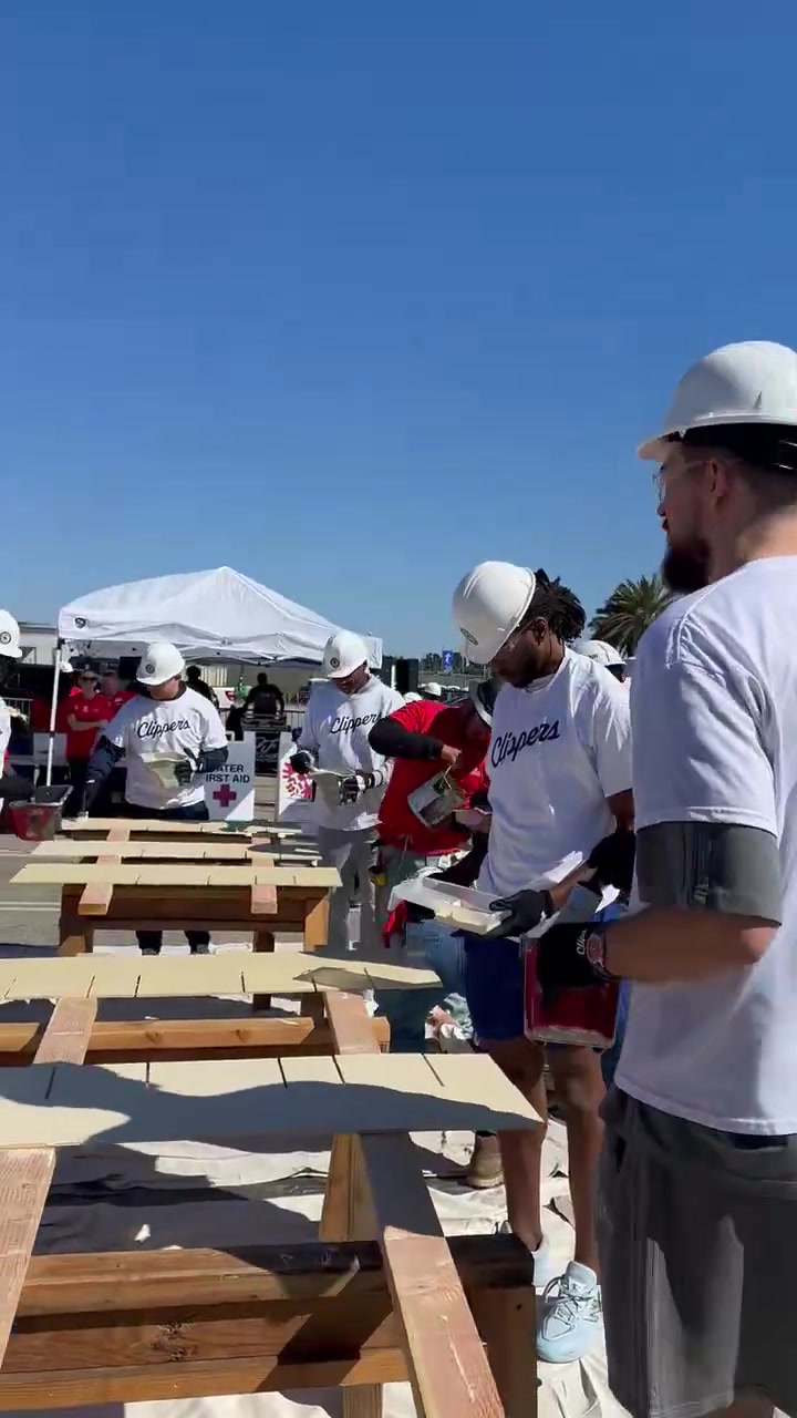 哈登看小卡一本正经干活儿笑弯了腰 后者：什么事这么好笑？