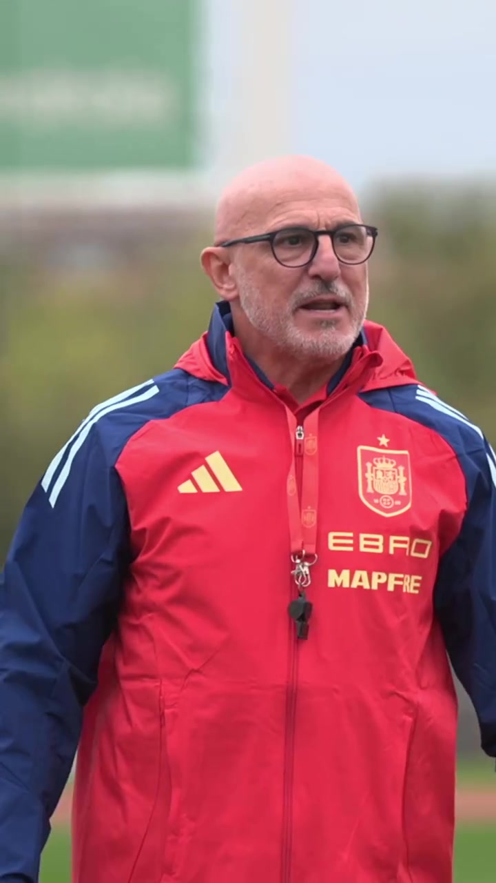 西班牙队训练前向费兰颁发50场纪念球衣，球员贡献22球5助