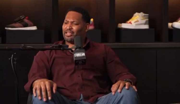 霍里与安吉冲突后被送到湖人 安吉通知时提前恭喜他拿到戒指