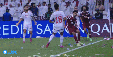 补时阶段，卡塔尔球员被撞后倒地，在地上连滚数圈