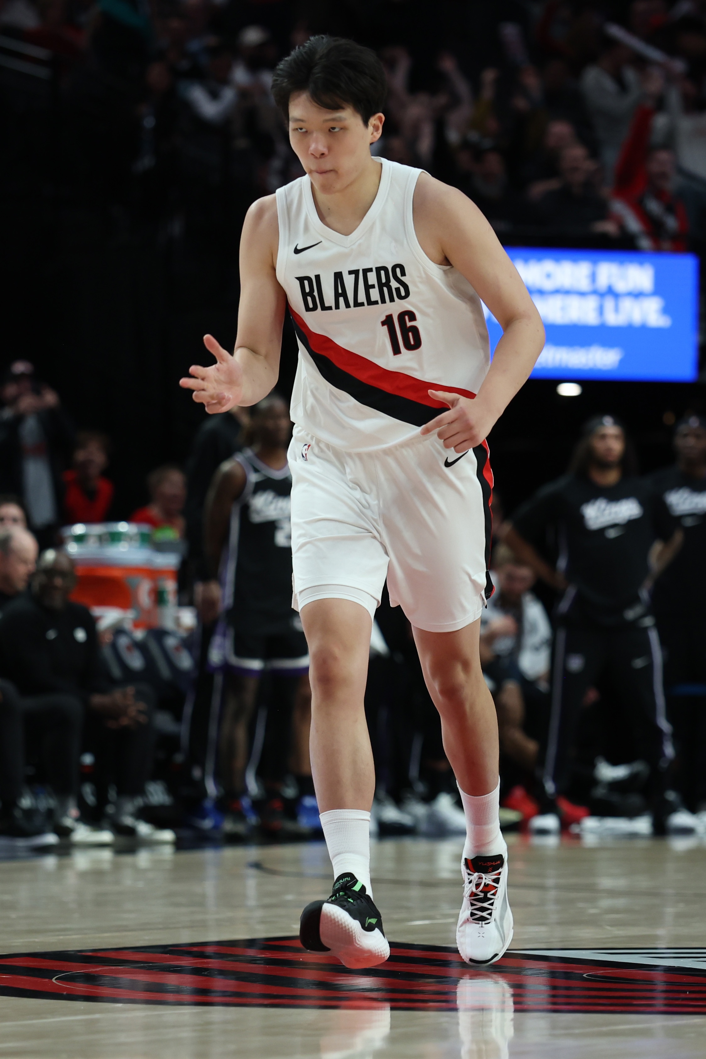 比上场有进步！杨瀚森协防干扰库里上篮成功+保护2个篮板