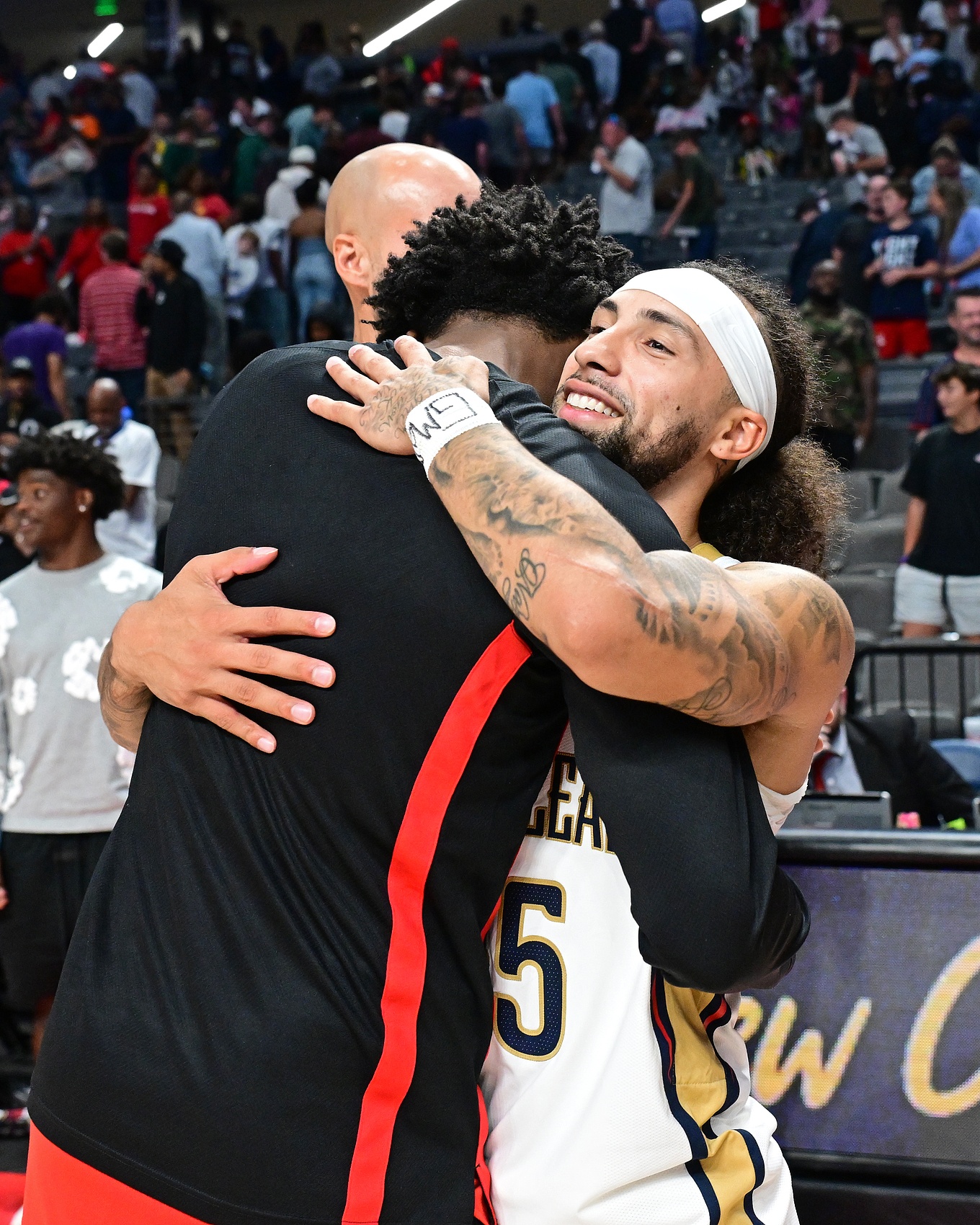 让竞争留在场上！阿门和阿尔瓦拉多虽爆发了冲突 但赛后握手言和